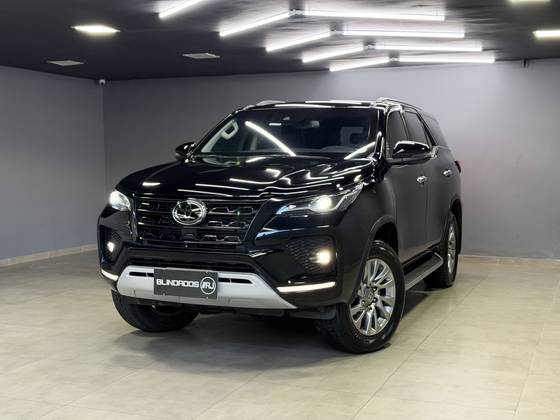 TOYOTA HILUX SW4 2.8 D-4D TURBO DIESEL SRX 7L 4X4 AUTOMÁTICO